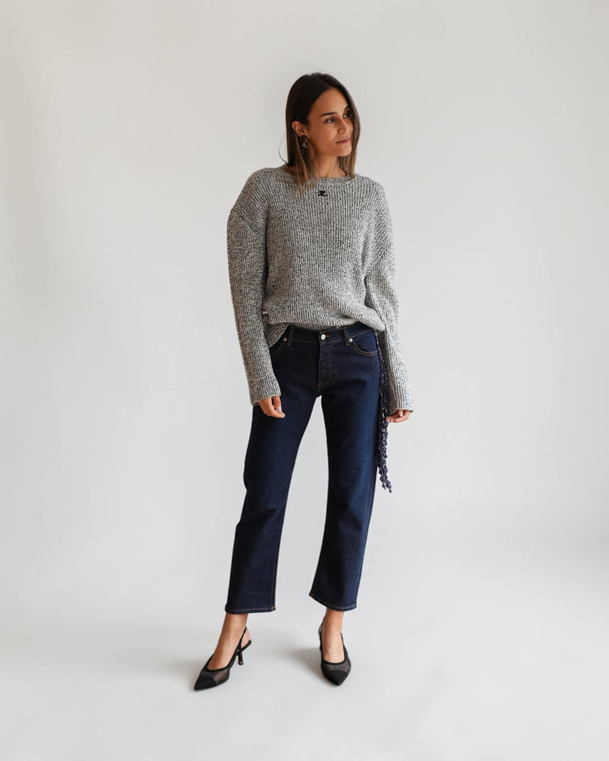 Circus Hotel Straight-Leg Jeans mit Schmuckfransen in Dunkelblau von vorne am Model