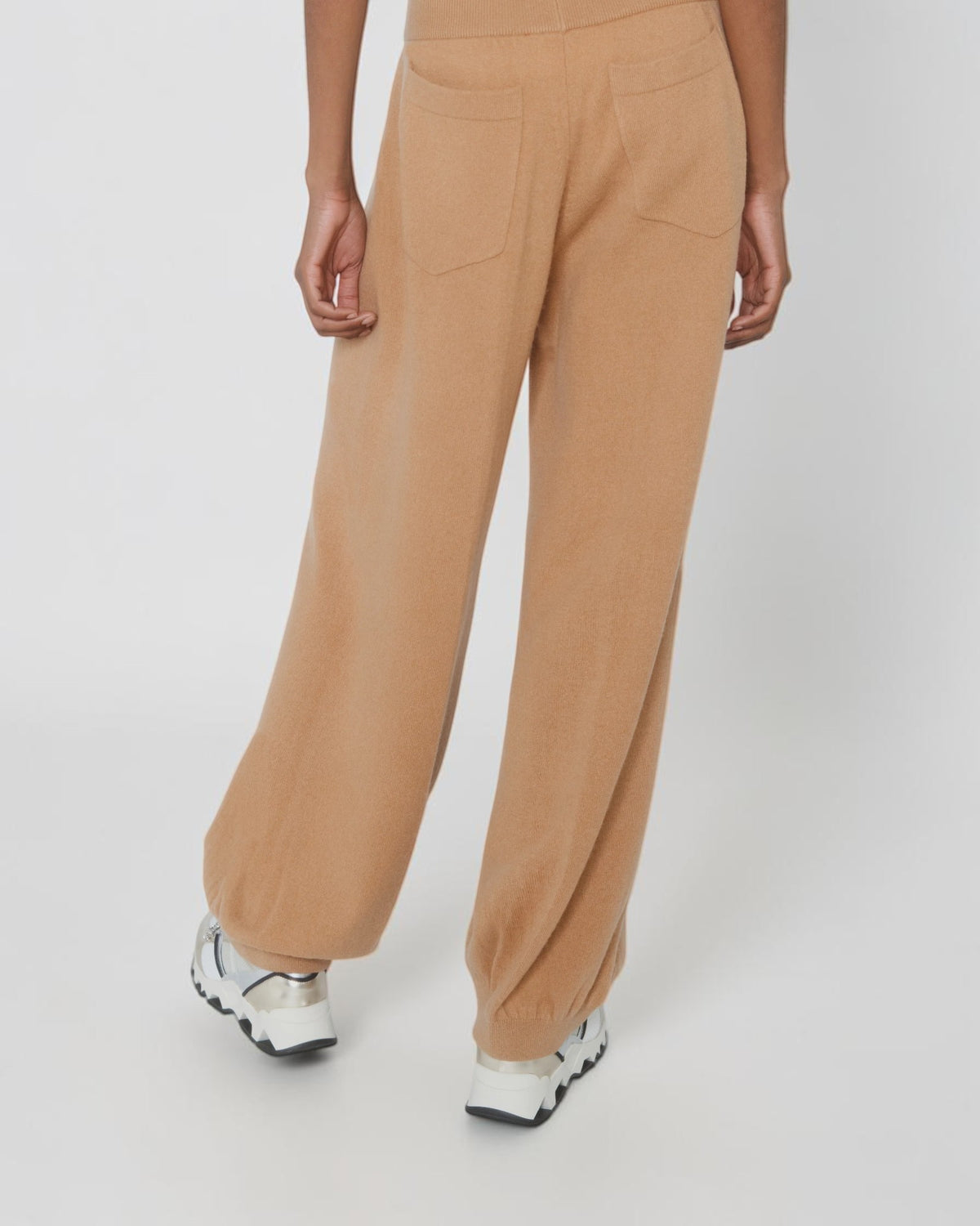 Circus Hotel Jogger-Hose aus Woll-Kaschmir-Mix in Beige am Model von hinten