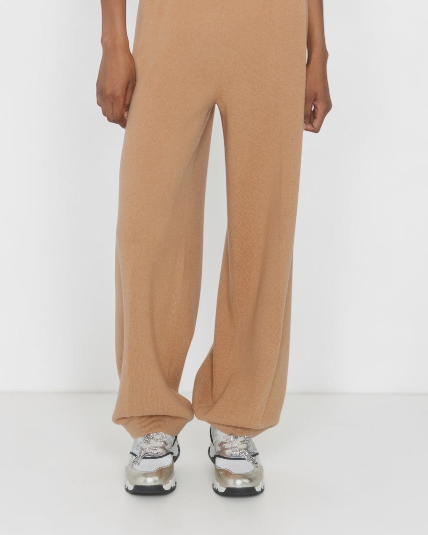 Circus Hotel Jogger-Hose aus Woll-Kaschmir-Mix in Beige am Model von vorne