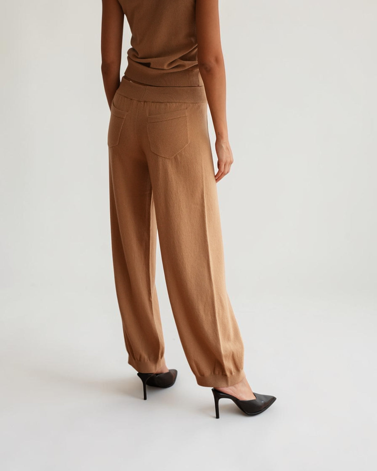 Circus Hotel Jogger-Hose aus Woll-Kaschmir-Mix in Beige am Model von hinten