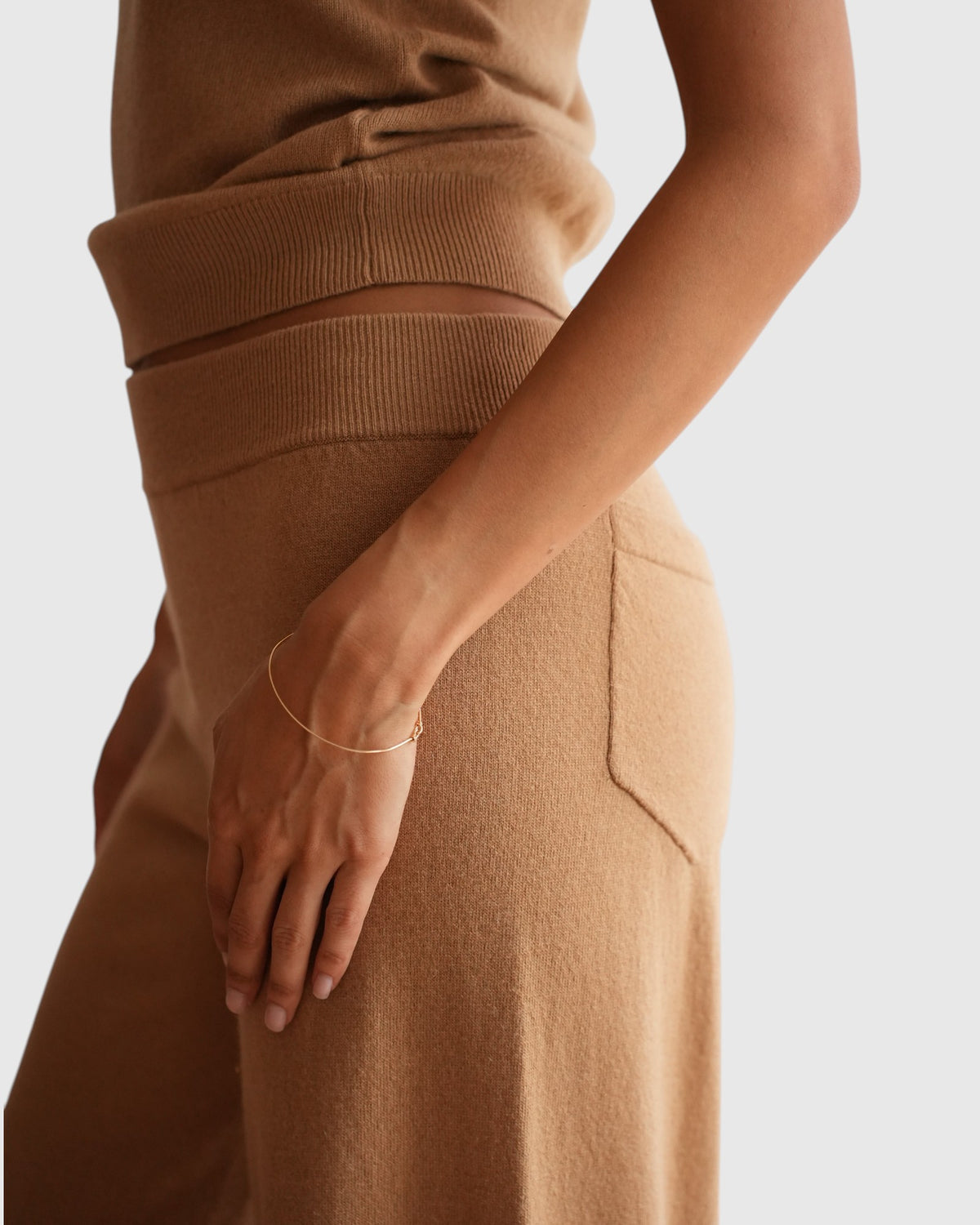 Circus Hotel Jogger-Hose aus Woll-Kaschmir-Mix in Beige am Model von vorne Detailansicht der Farbe