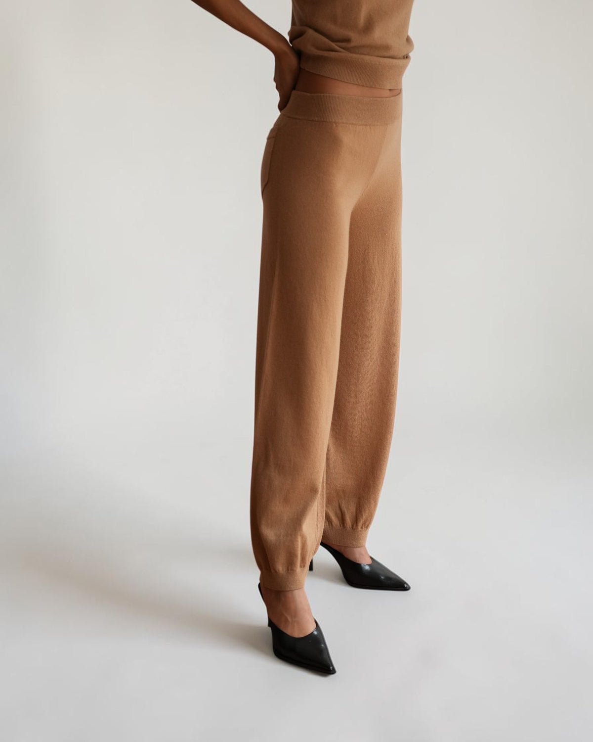 Circus Hotel Jogger-Hose aus Woll-Kaschmir-Mix in Beige am Model von vorne