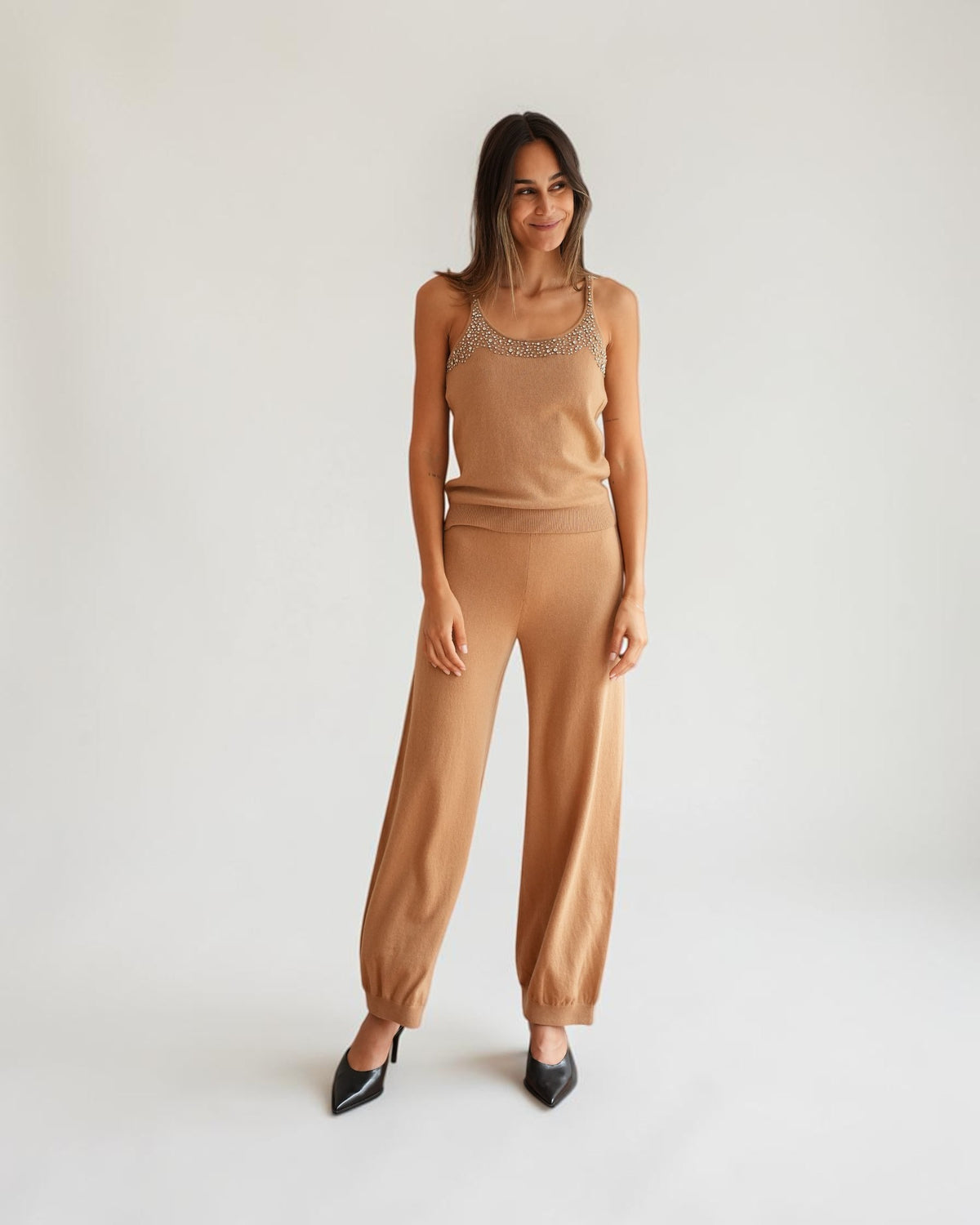 Circus Hotel Top und Jogger in Beige von vorne getragen