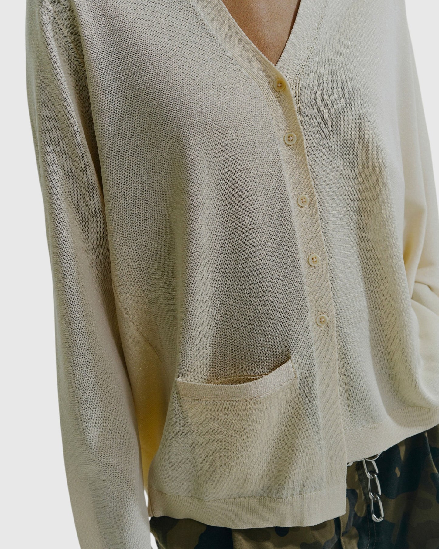 Detail der beige Lamé-Strickjacke von Circus Hotel mit metallischem Schimmer