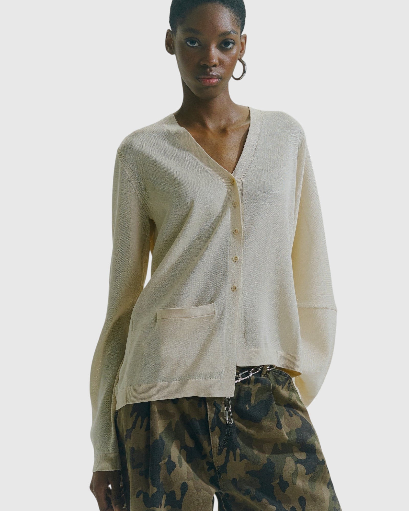 Asymmetrische Lamé-Strickjacke Beige
