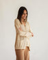 Circus Hotel asymmetrische Lamé-Strickjacke in Beige am Model von vorne im Detail
