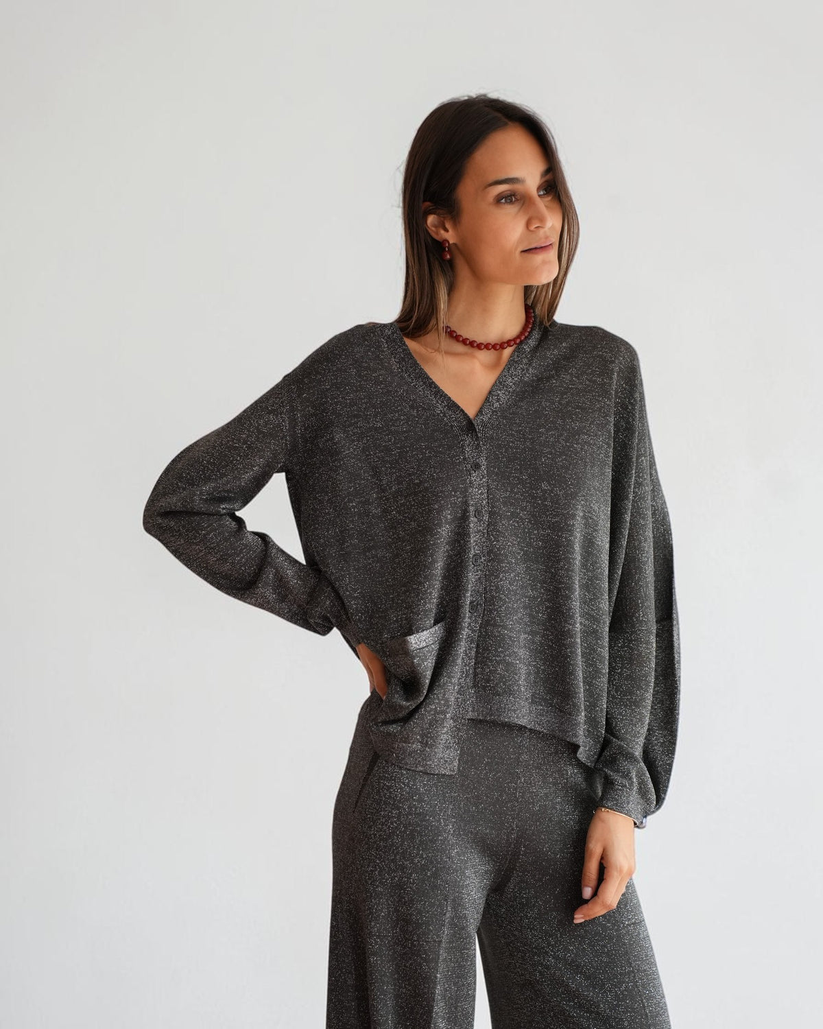 Vorderdetail der grauen Circus Hotel Lamé-Strickjacke mit V-Ausschnitt und Knopfleiste am Model