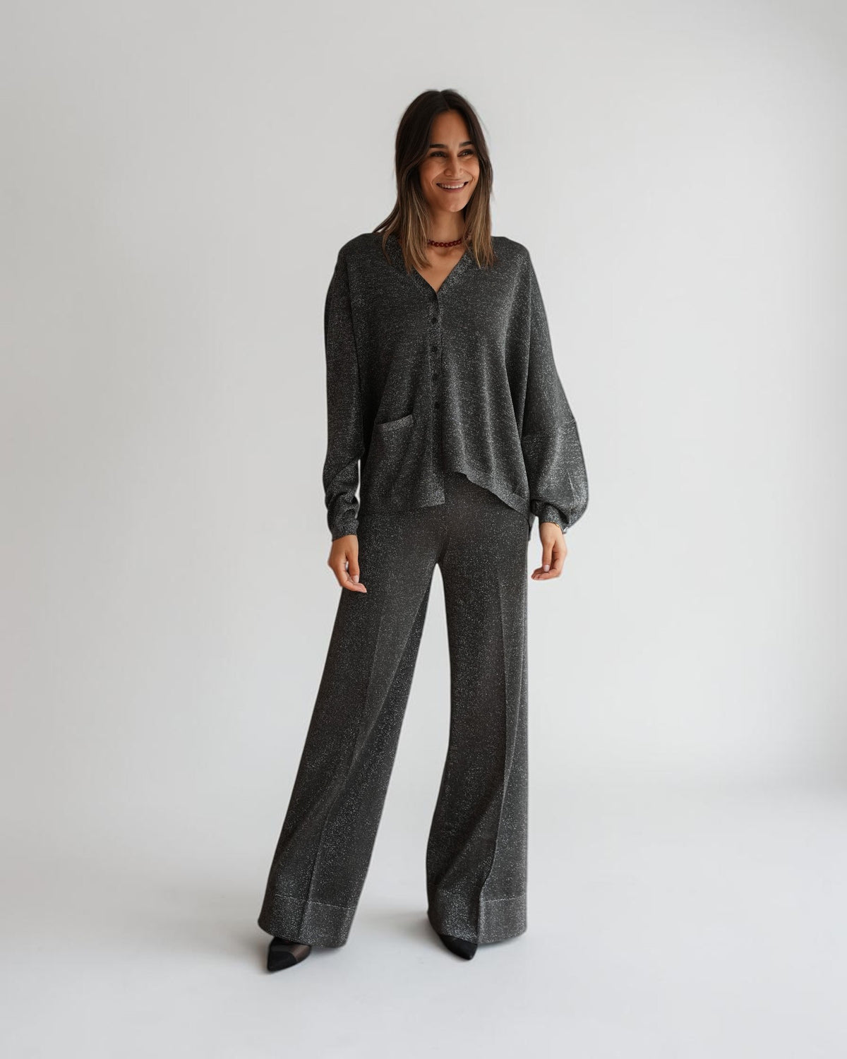 Circus Hotel asymmetrische Lamé-Strickjacke in Grau von vorne am Model