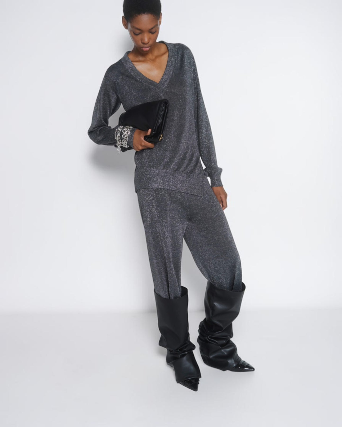 Circus Hotel Cropped Lamé-Hose in Grau am Model von vorne mit passendem Oberteil und schwarzen Stiefeln