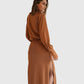 Circus Hotel Kleid Langarm mit Gürtel Amber Gold im getragenen Styling von hinten