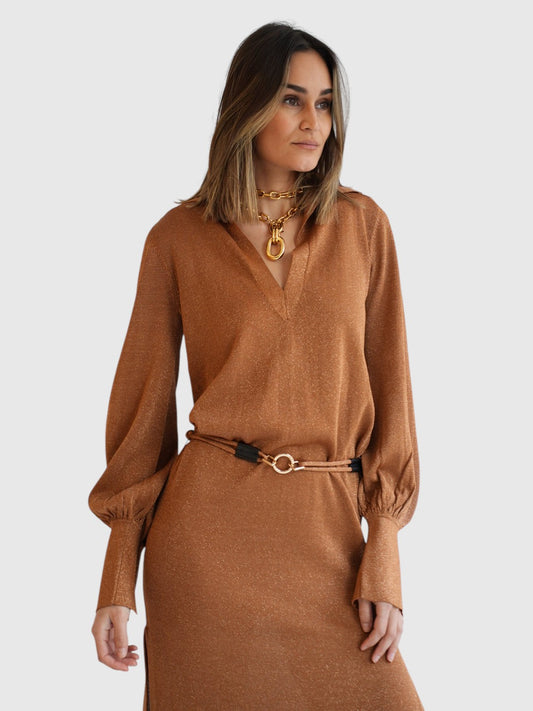 Circus Hotel Kleid Langarm mit Gürtel Amber Gold im getragenen Styling als Detail von vorne