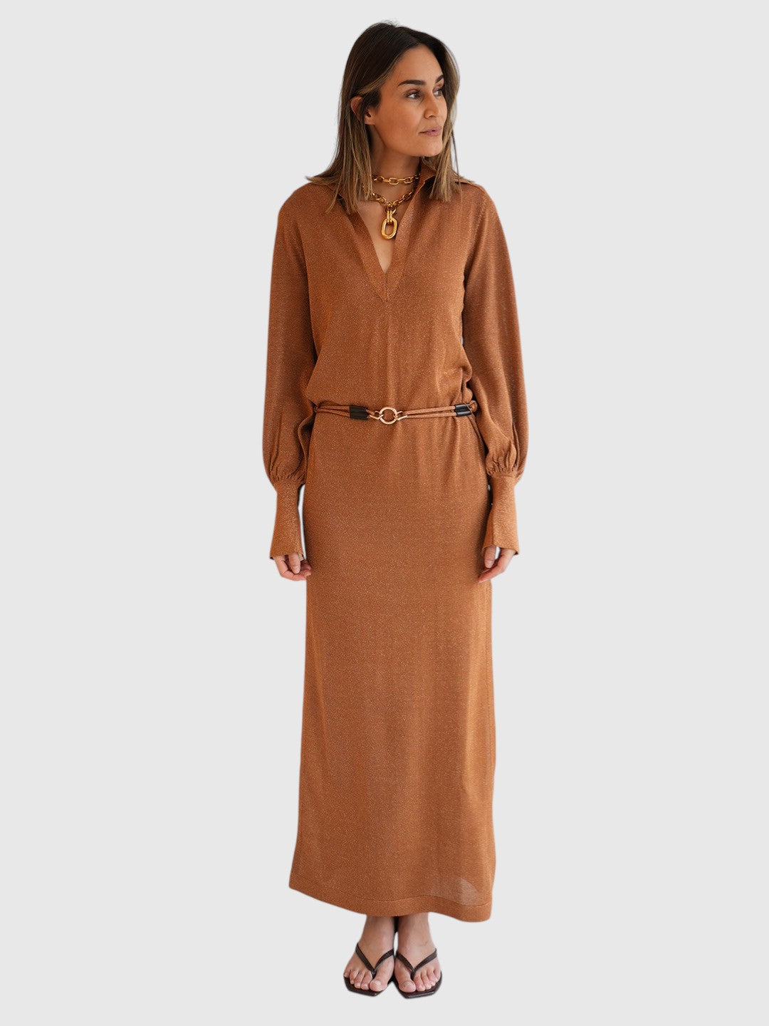 Circus Hotel Kleid Langarm mit Gürtel Amber Gold im getragenen Styling von vorne