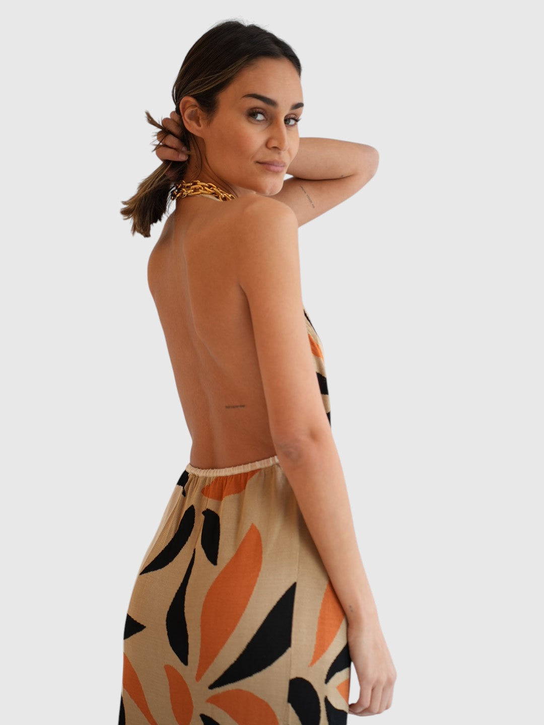 Circus Hotel Strickkleid Multicolor Neckholder im getragenen Styling als Detail von hinten