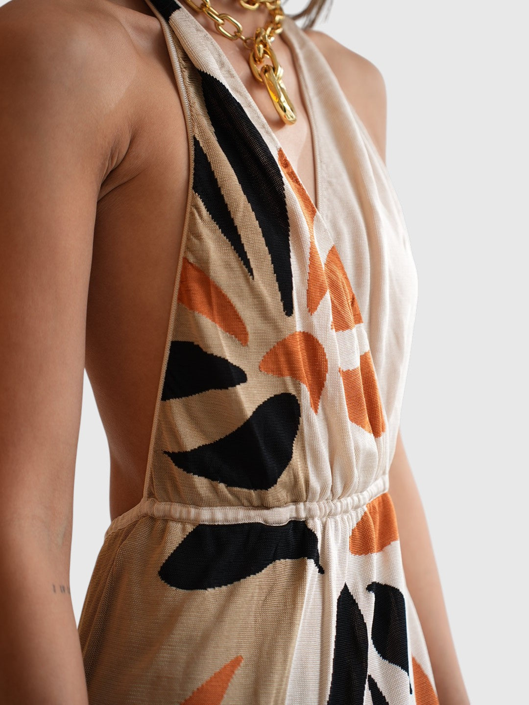 Detail des Circus Hotel Strickkleids Multicolor Neckholder mit grafischem Strickmuster