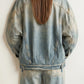 Detail der Circus Hotel Oversized Jeansjacke Blue Denim im getragenen Styling von hinten