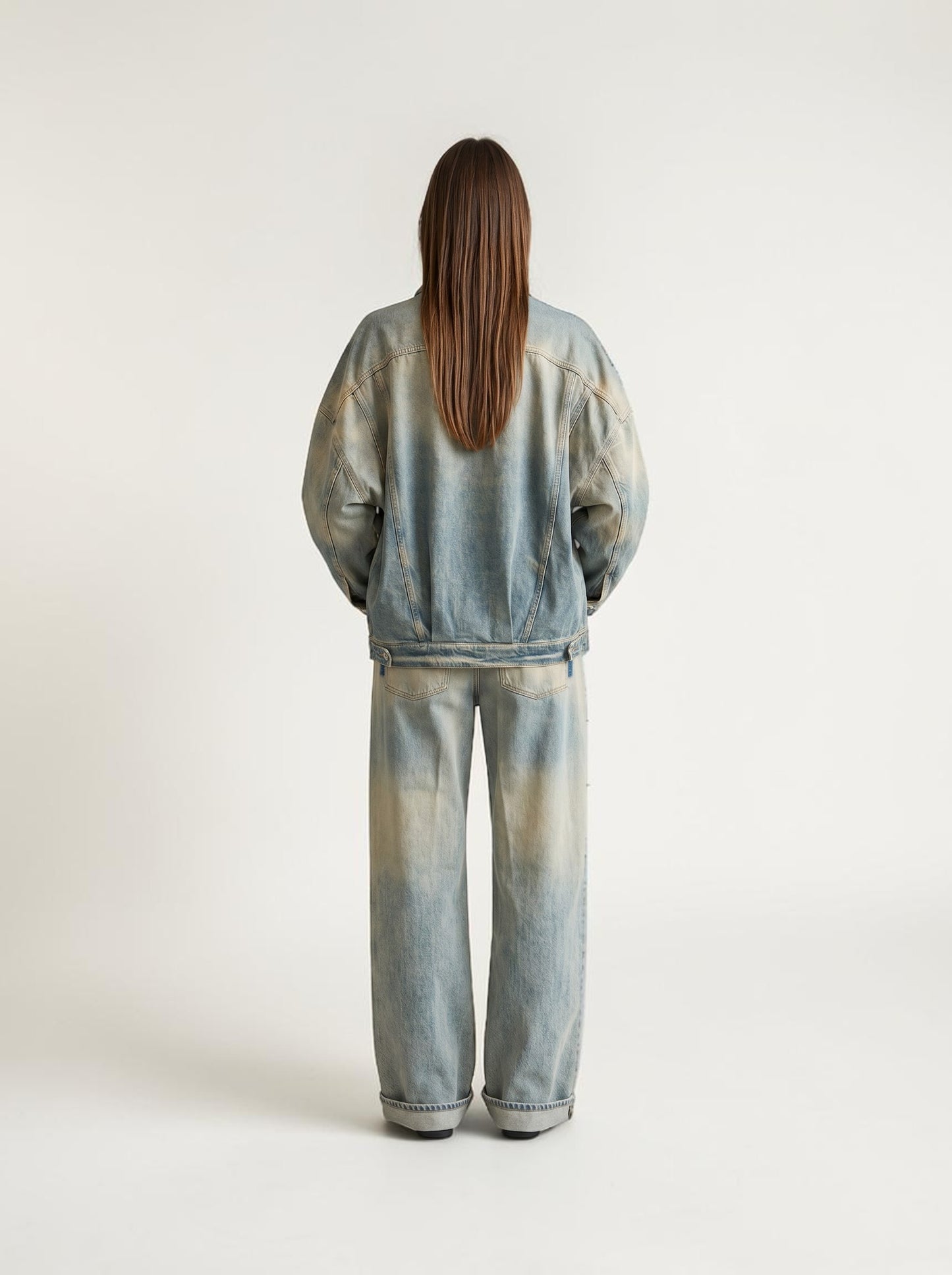 Circus Hotel Oversized Jeansjacke Blue Denim im getragenen Styling von hinten