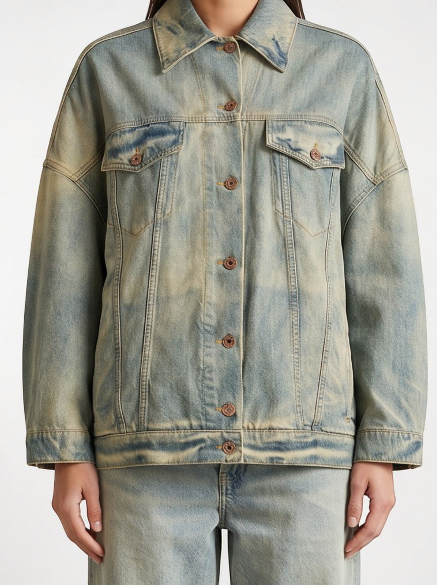 Circus Hotel Oversized Jeansjacke Blue Denim im getragenen Styling als Detail von vorne