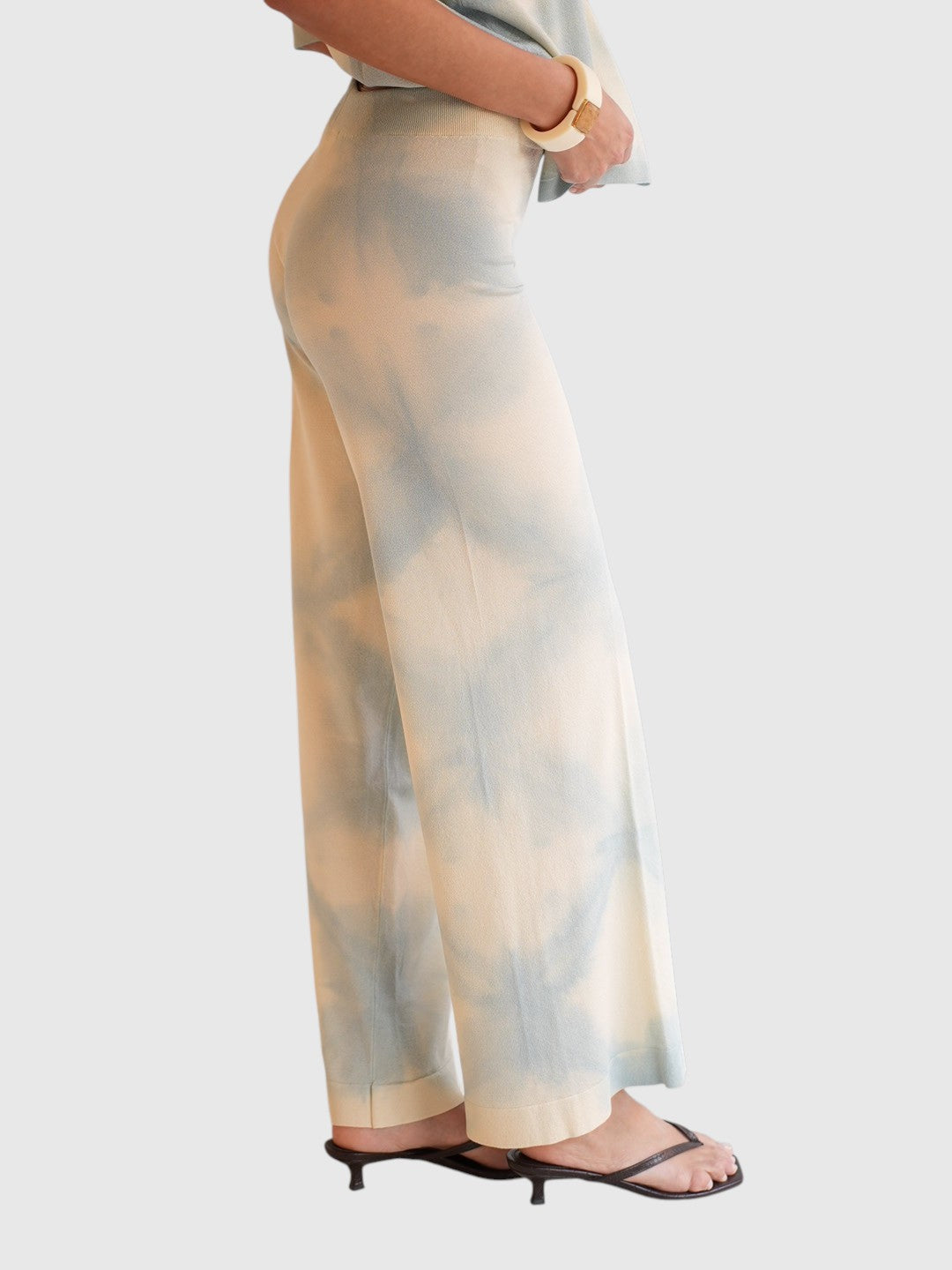 Circus Hotel Hose Batik Creme am Model Detailansicht