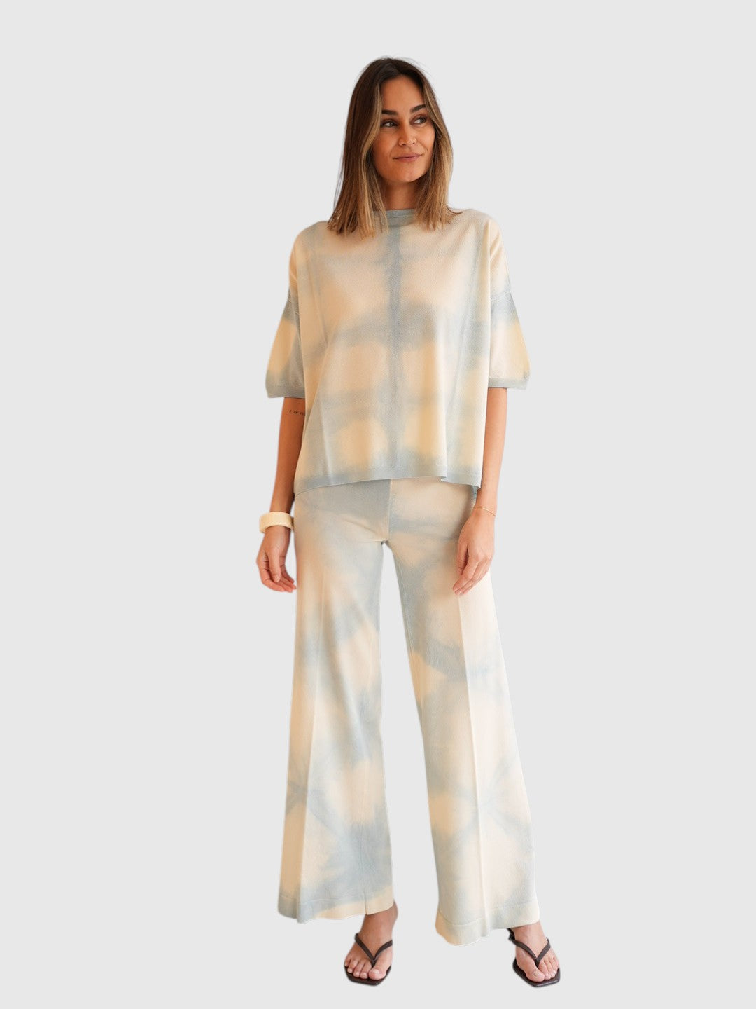 Circus Hotel Shirt und Hose Batik Creme am Model vorne