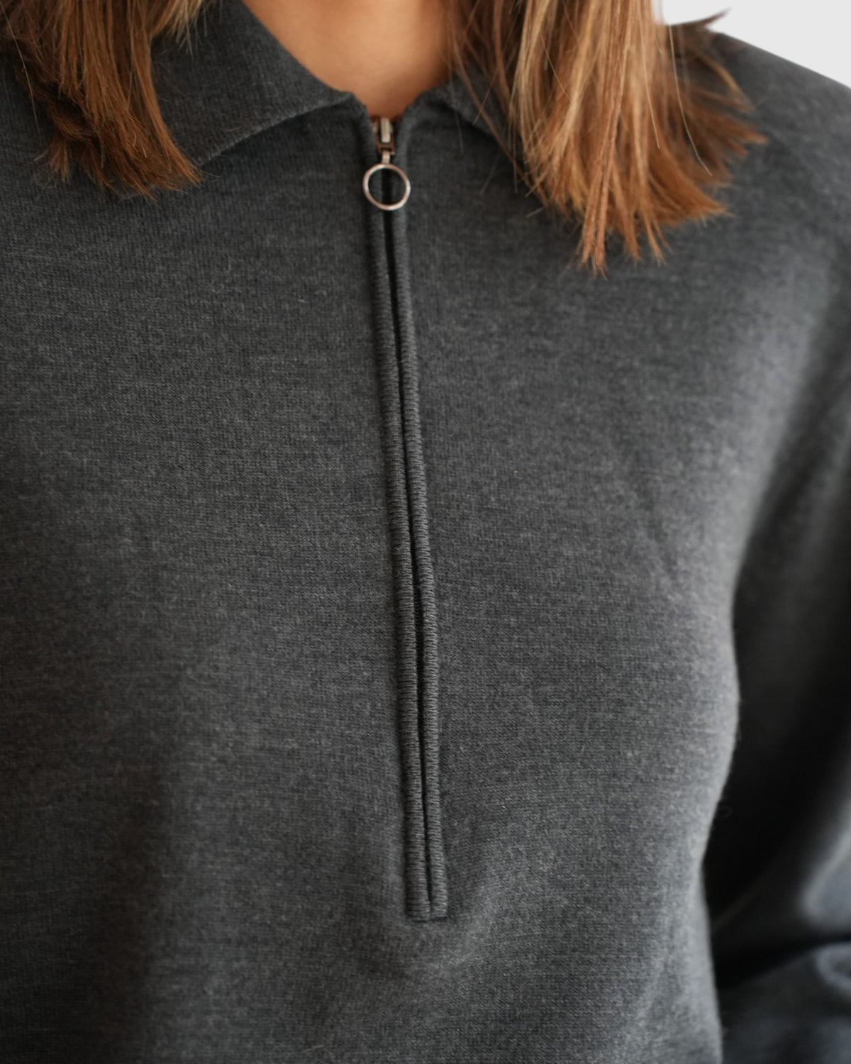 Detail des Reißverschlusses am Circus Hotel Mini-Kleid mit Polokragen in Grau am Model
