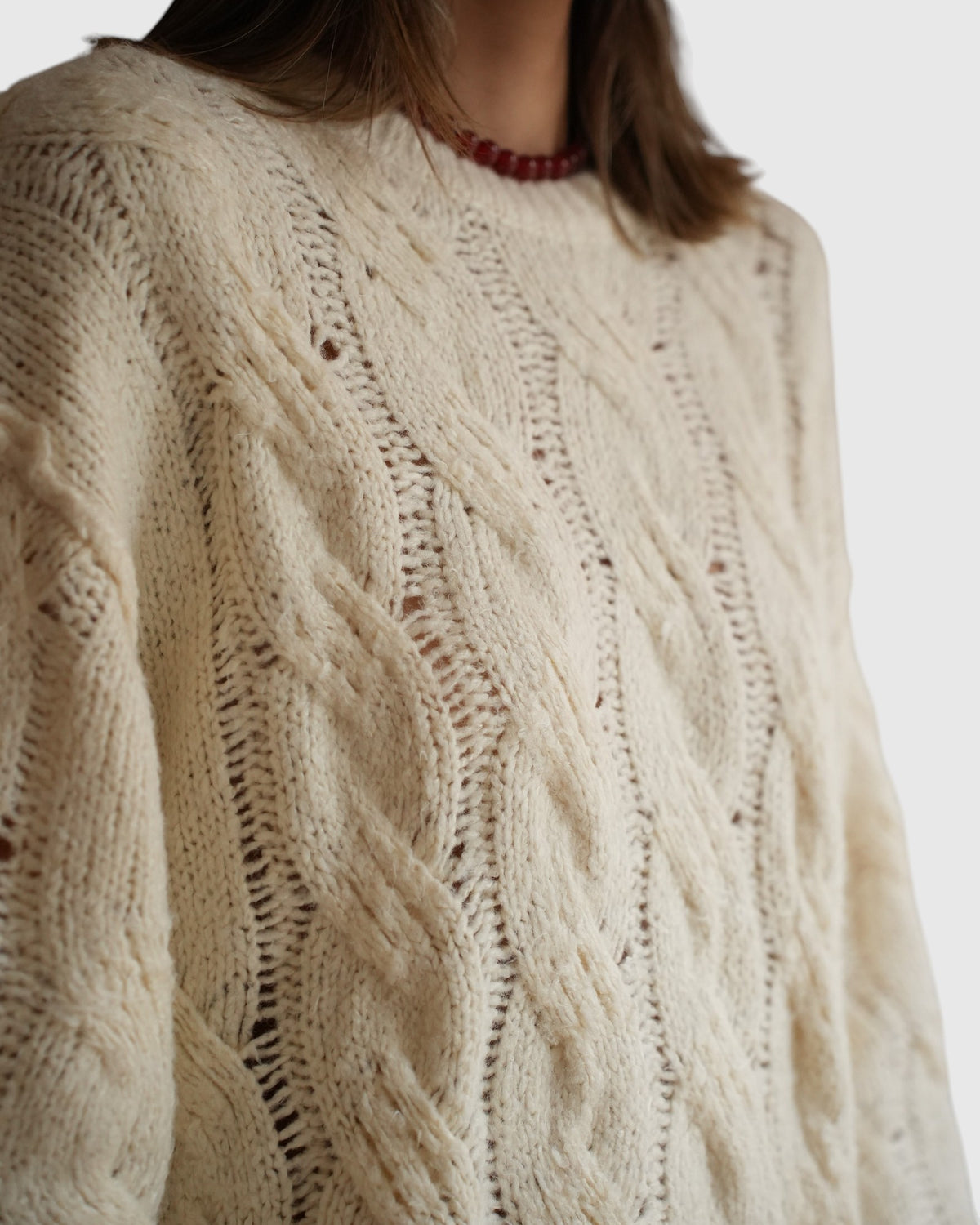 Detail des Zopfmusters am Circus Hotel Zopfpullover aus Seide in Creme