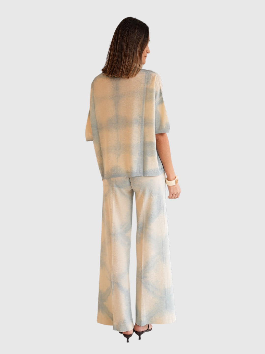 Circus Hotel Shirt und Hose Batik Creme am Model hinten