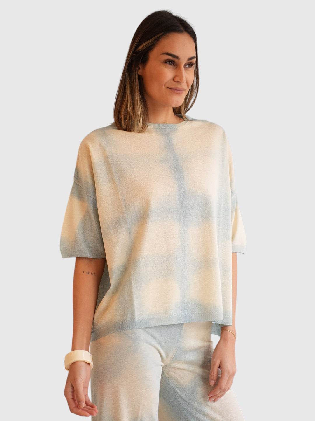 Circus Hotel Shirt Batik Creme am Model Detailansicht vorne