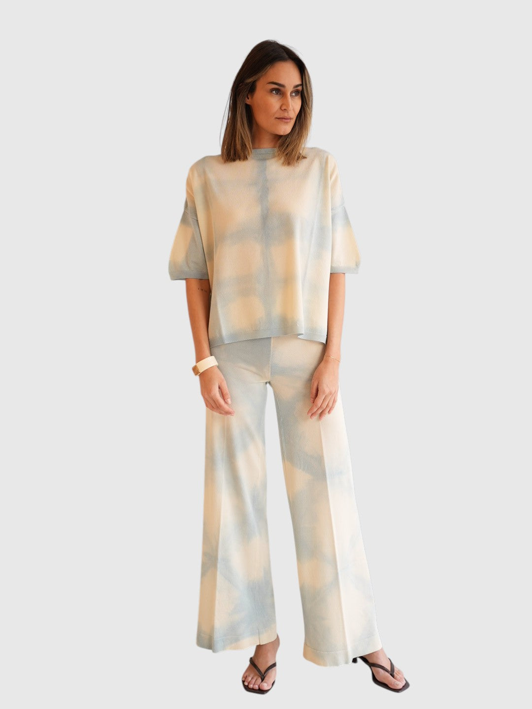 Circus Hotel Shirt Batik Creme am Model vorne