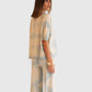 Circus Hotel Shirt Batik Blue Creme von der Seite getragen mit passender Hose