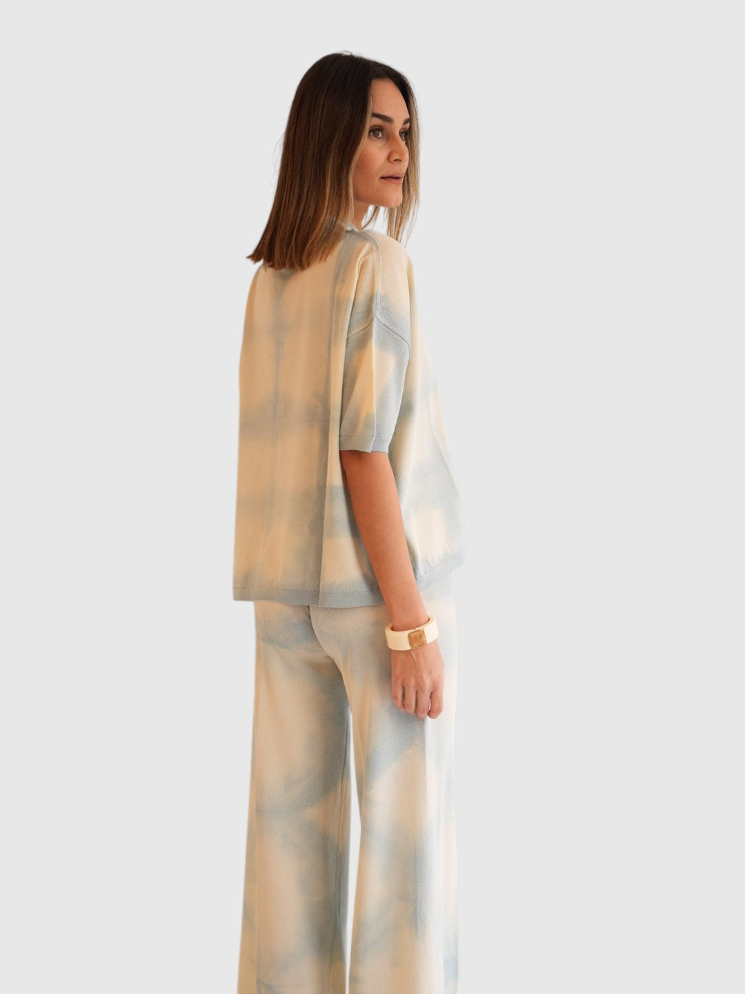 Circus Hotel Shirt und Hose Batik Creme am Model Seitenansicht