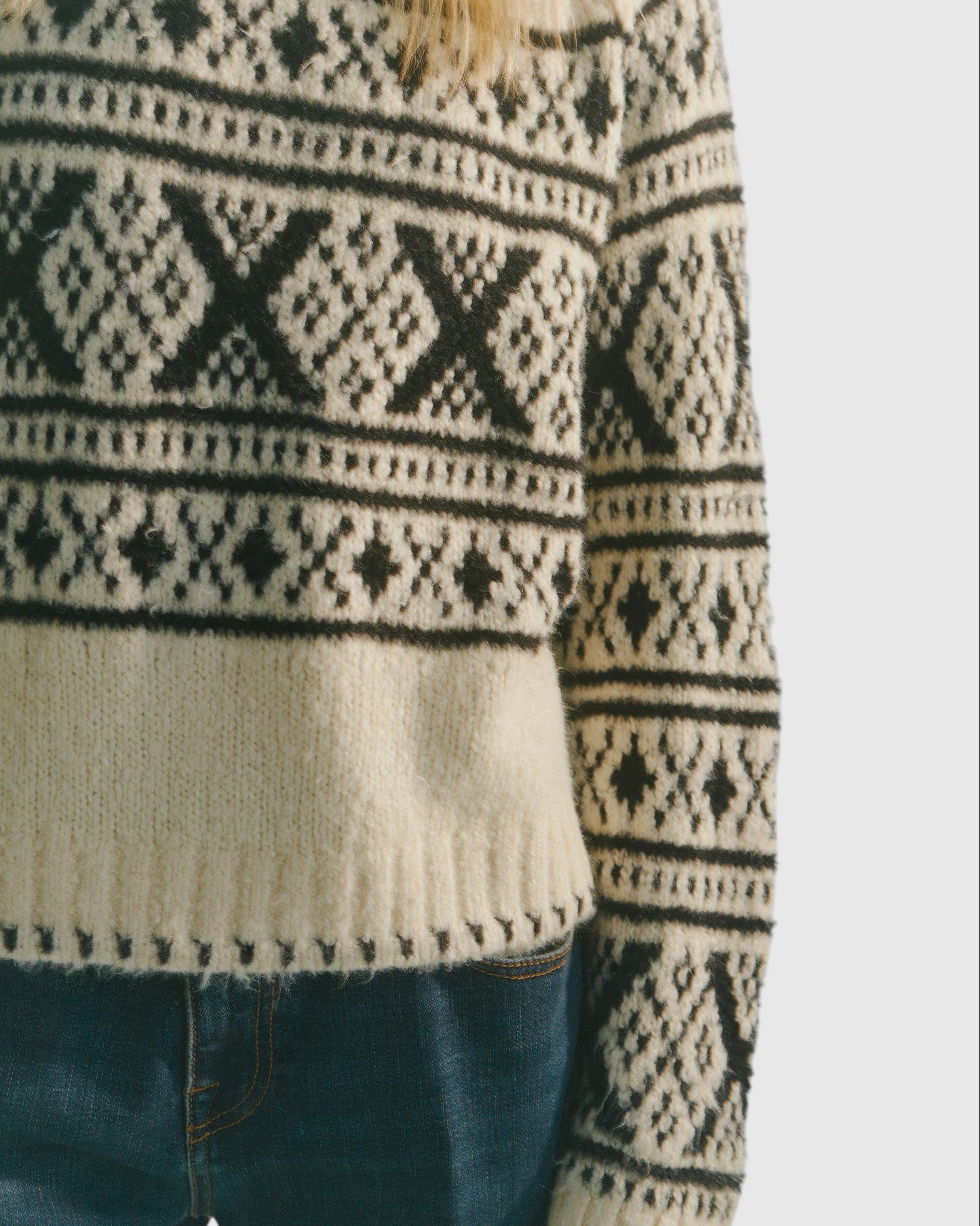 Detail des Circus Hotel Norweger-Pullovers mit grafischem Jacquardmuster