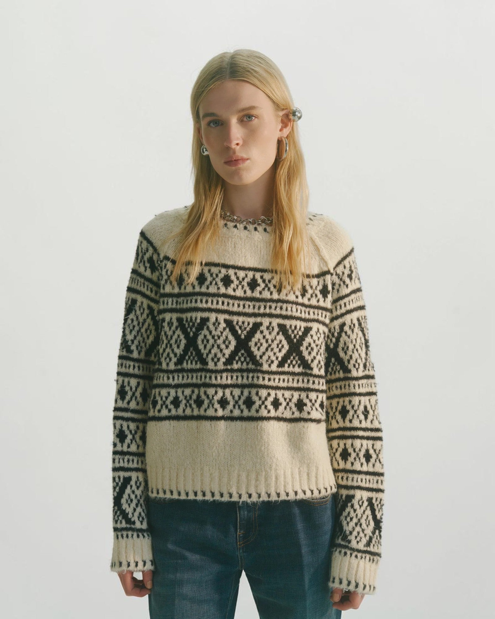 Detail des Circus Hotel Norweger-Pullovers in Creme-Schwarz getragen