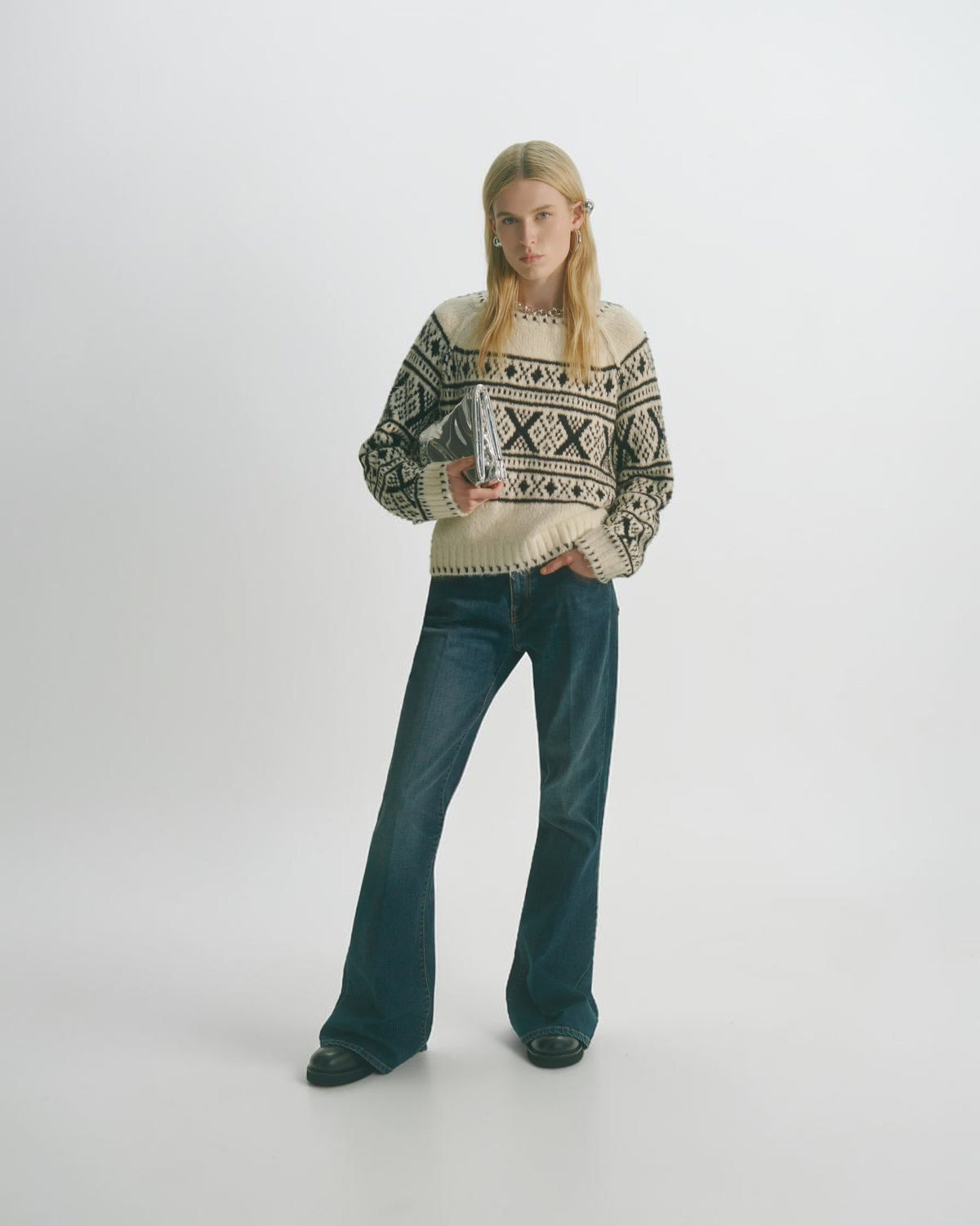 Circus Hotel Norweger-Pullover in Creme-Schwarz von vorne getragen