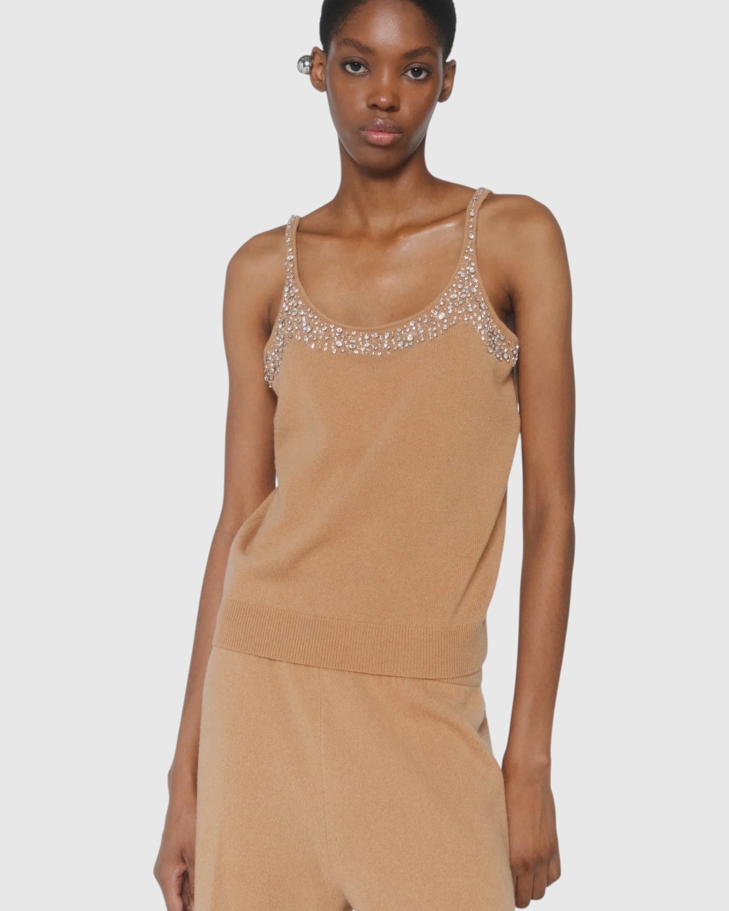 Circus Hotel handbesticktes Strass-Top in Beige am Model von vorne im Detail