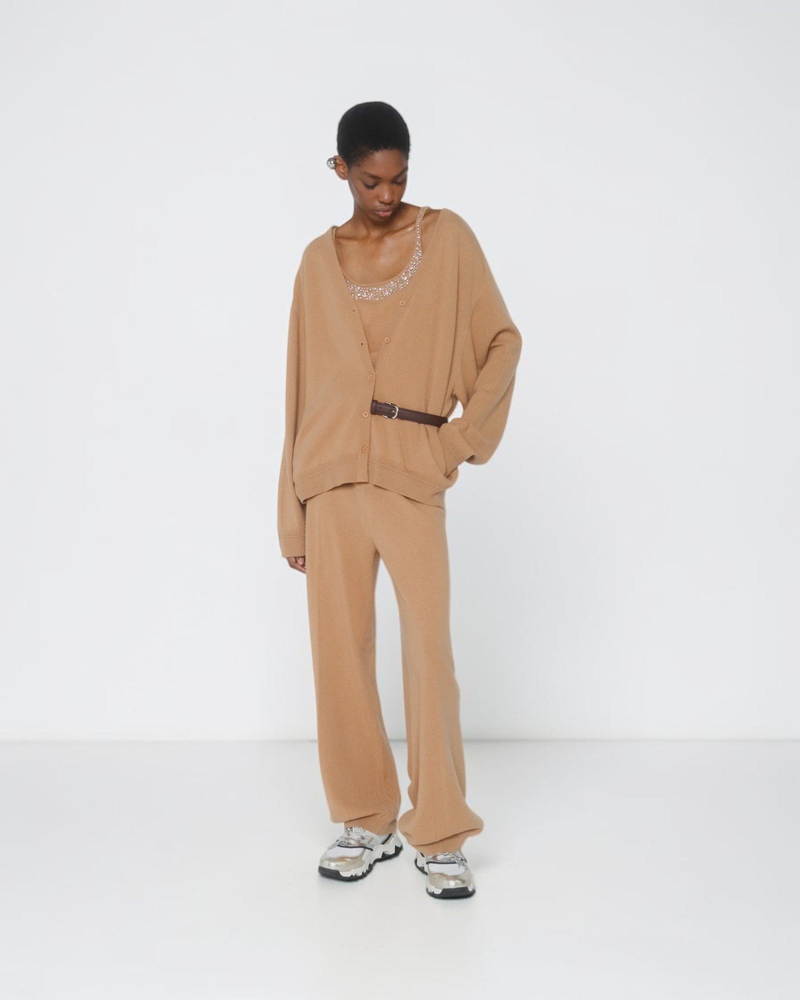 Circus Hotel Strass-Top in Beige am Model von vorne