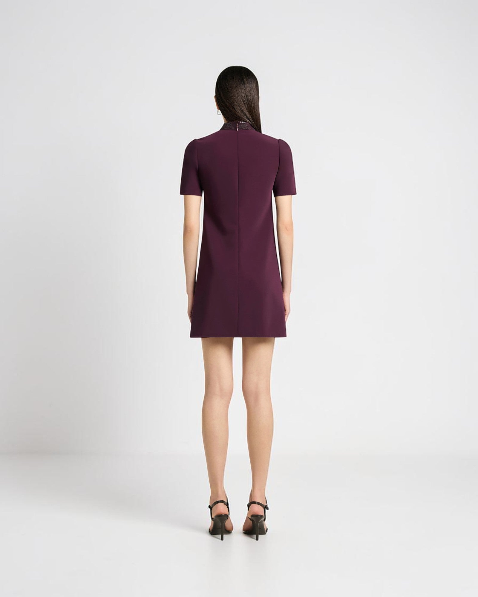 Courrèges A-Line Vinyl Kleid in Burgundy von hinten getragen