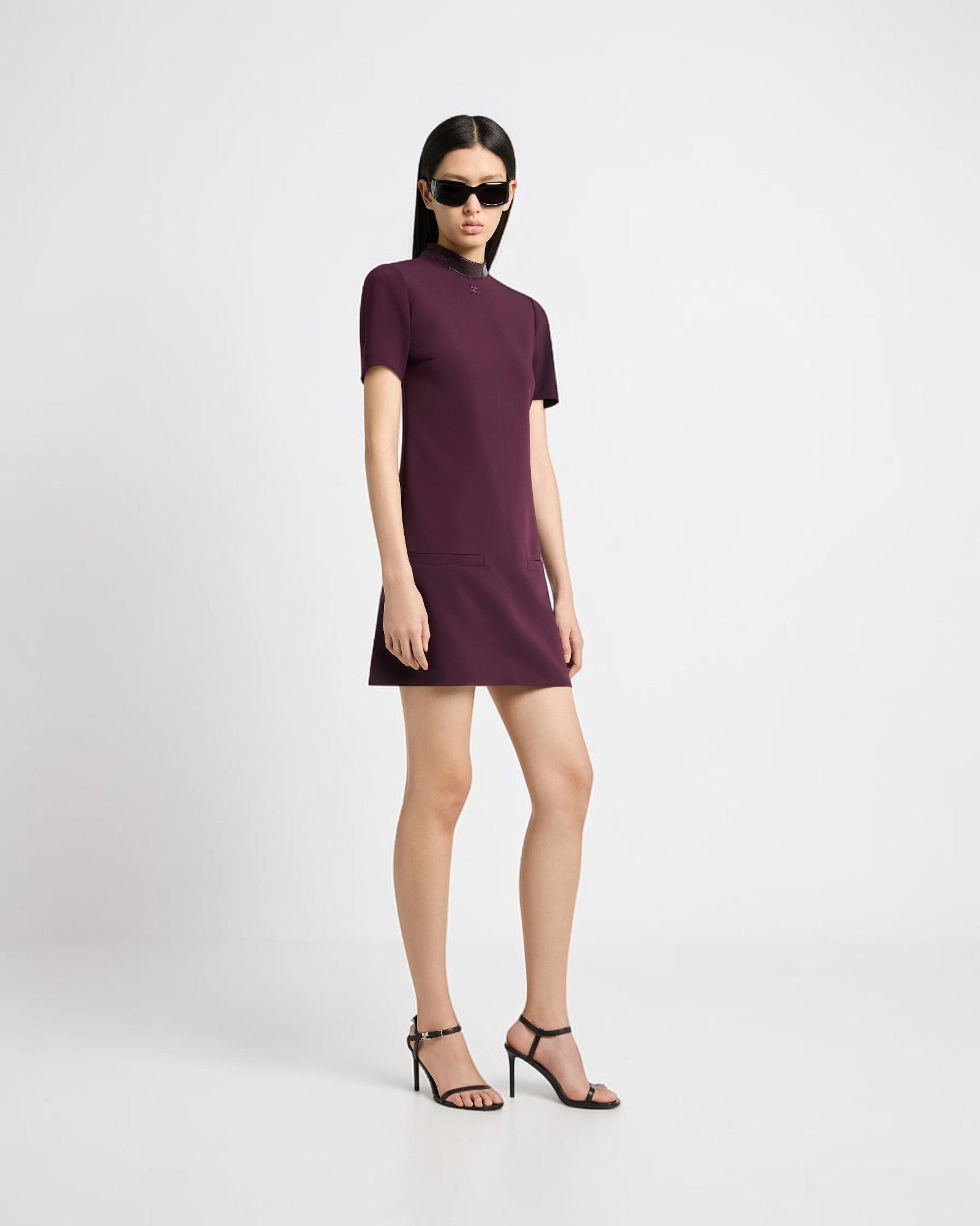 Courrèges A-Line Vinyl Kleid in Burgundy seitlich getragen