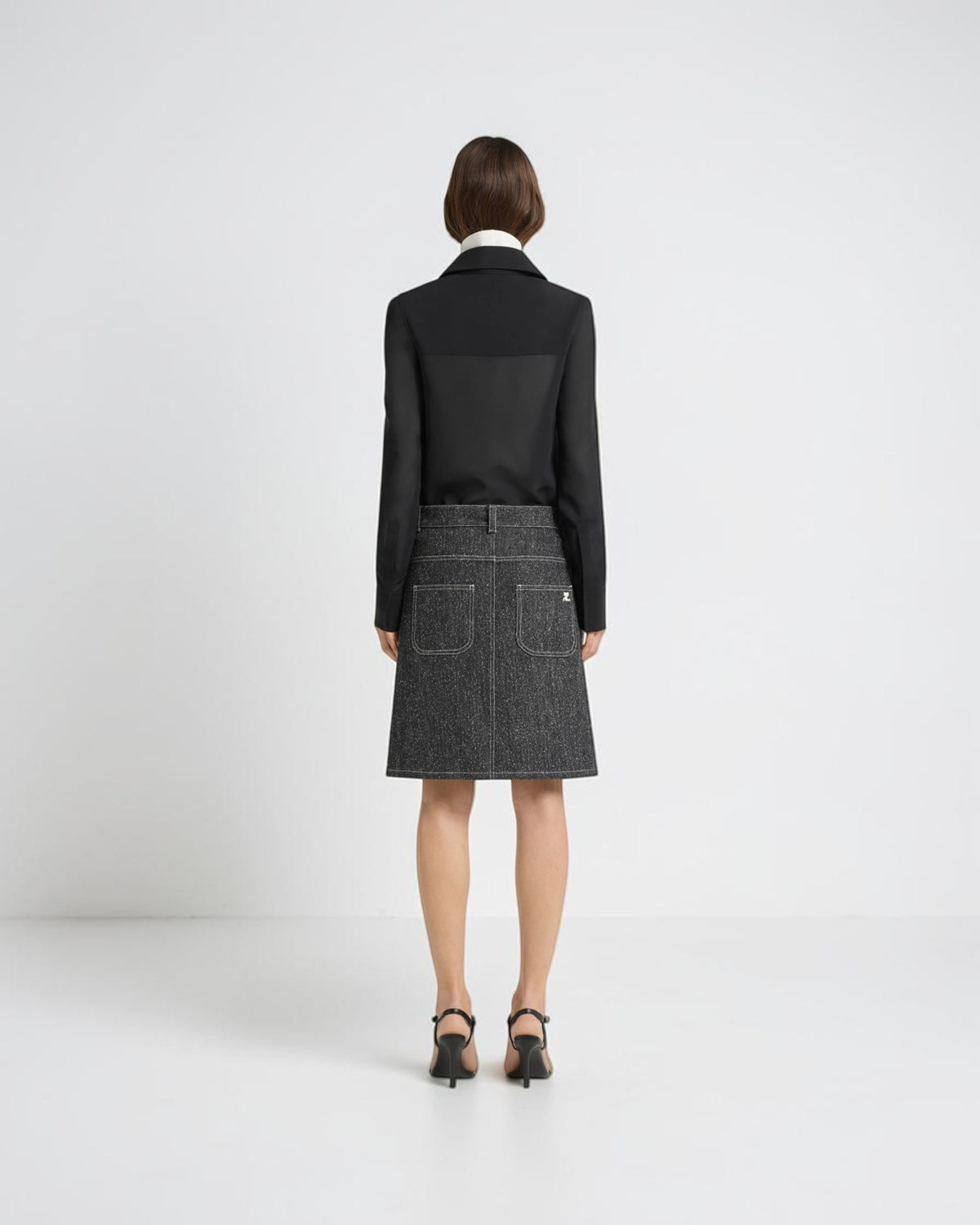 Courrèges Bleistiftrock aus Denim-Tweed in Schwarz Weiß von hinten getragen