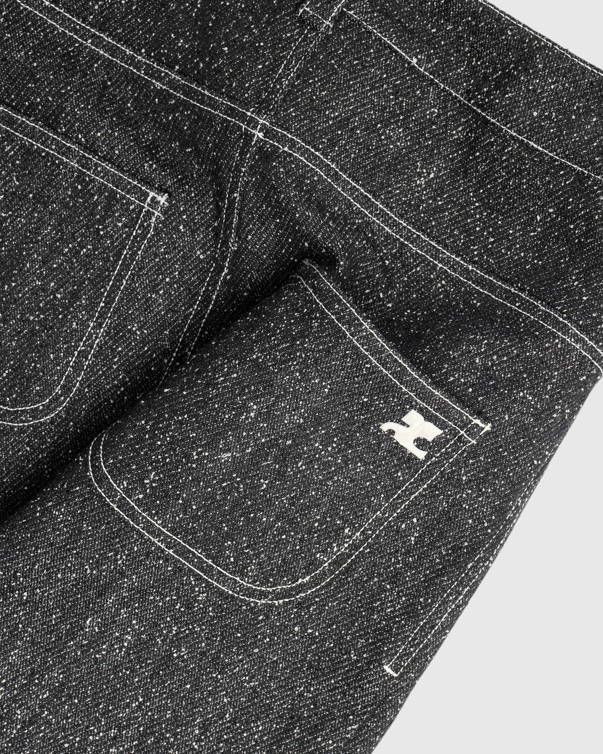 Detail der Gesäßtasche beim Courrèges Denim-Tweed Bleistiftrock