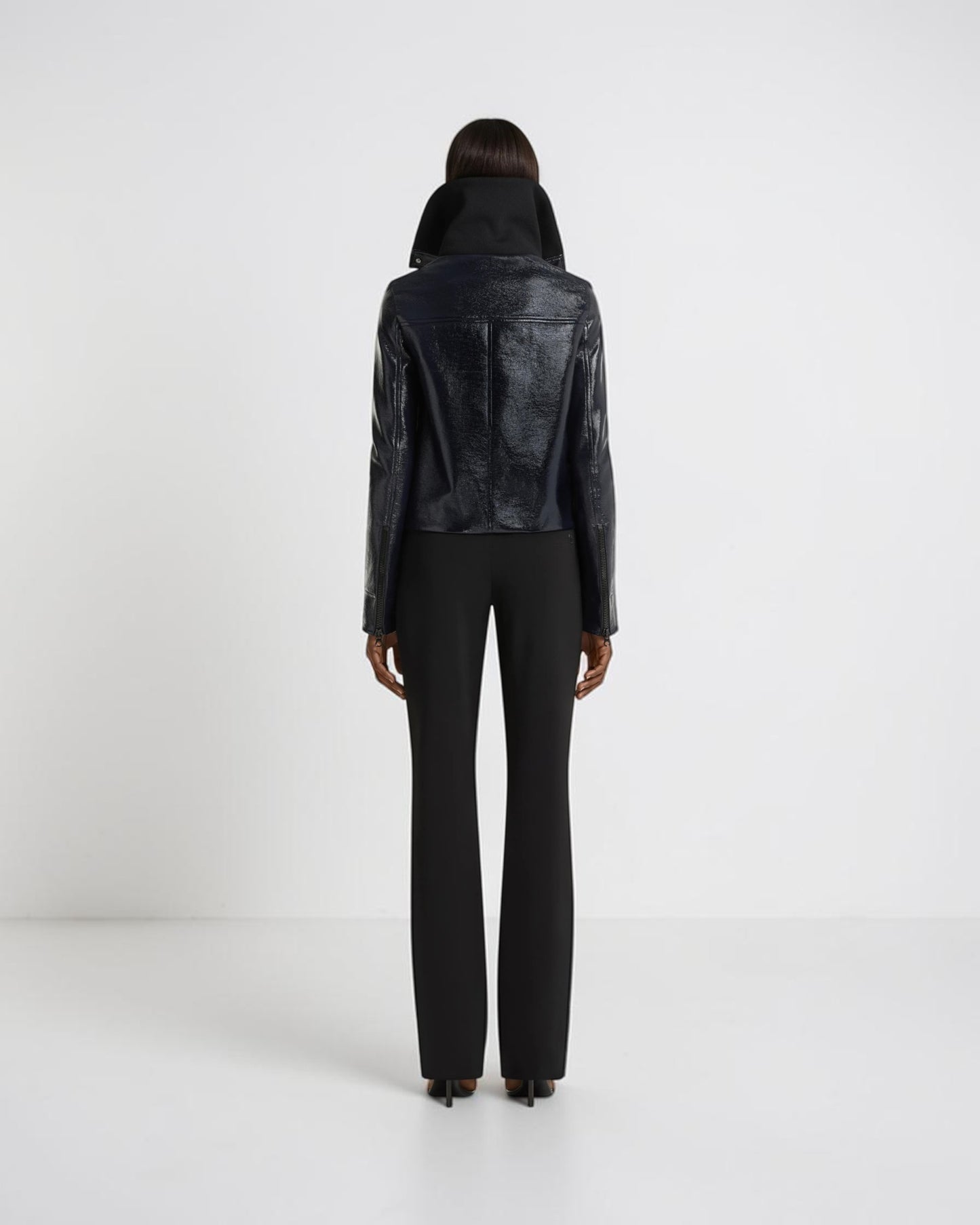 Taillierte Vinyljacke mit hohem Kragen Navy