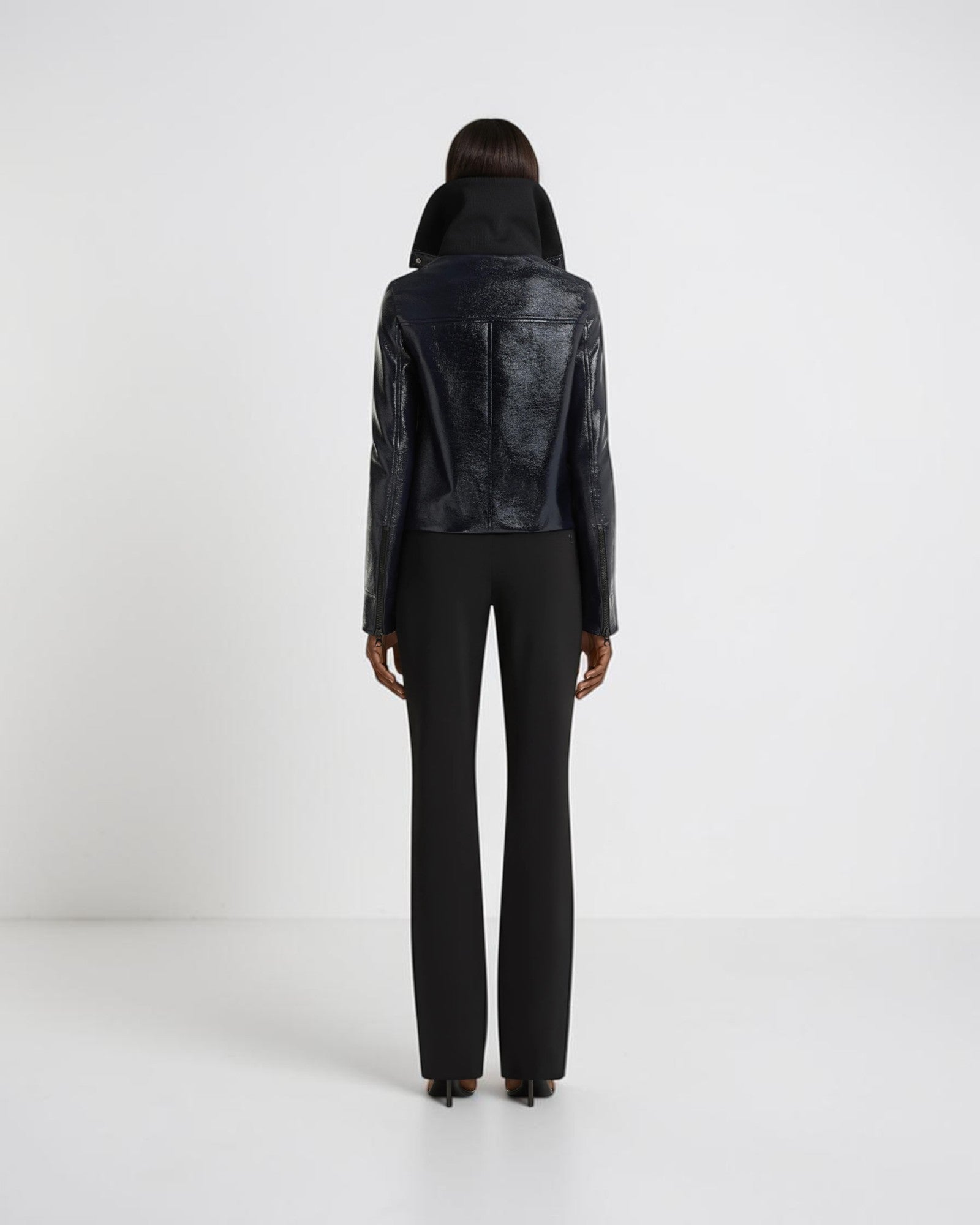 Taillierte Vinyljacke mit hohem Kragen Navy