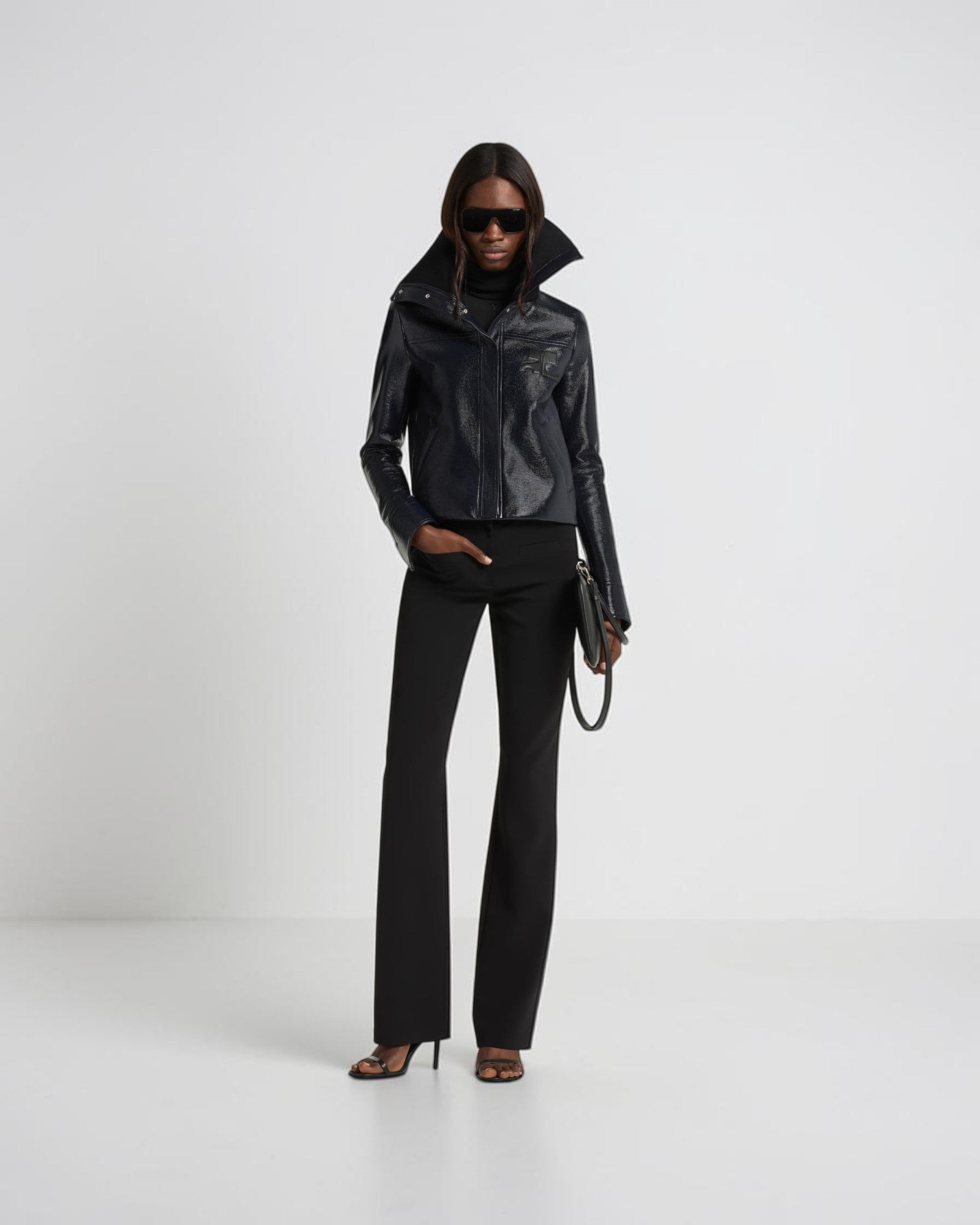Taillierte Vinyljacke mit hohem Kragen Navy
