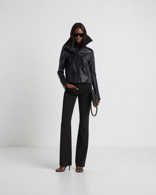 Taillierte Vinyljacke mit hohem Kragen Navy