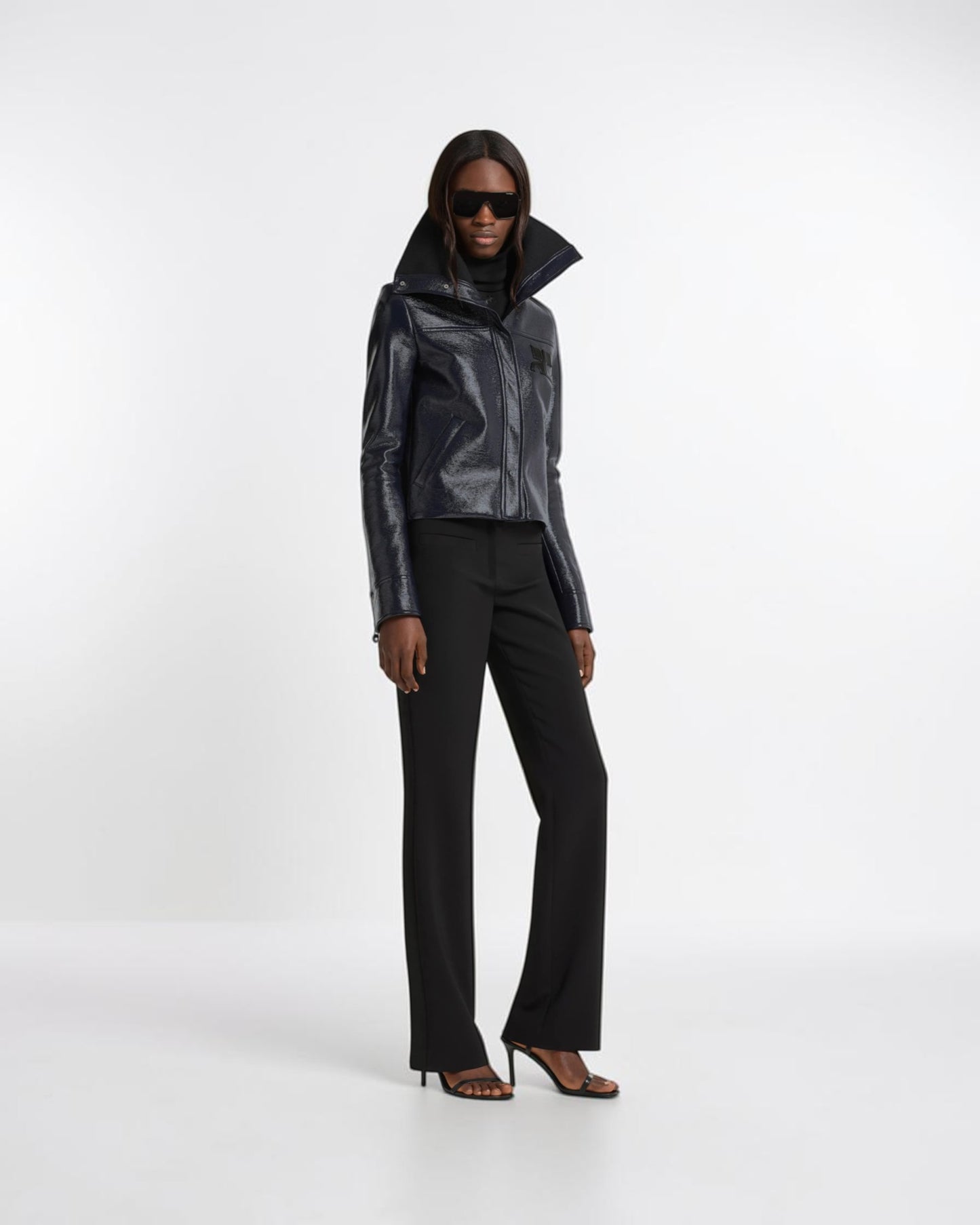 Taillierte Vinyljacke mit hohem Kragen Navy