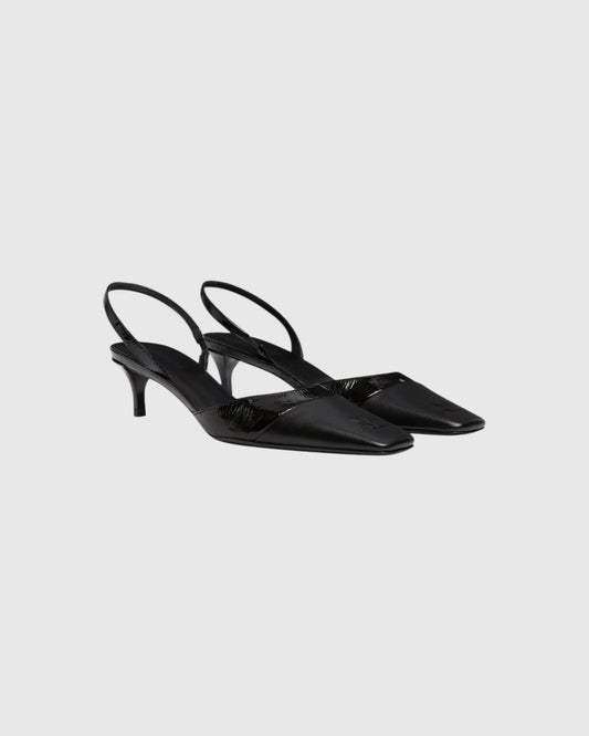 Schwarze Courrèges Vinyl-Slingbacks als Paar schräg von vorne mit eckiger Spitze