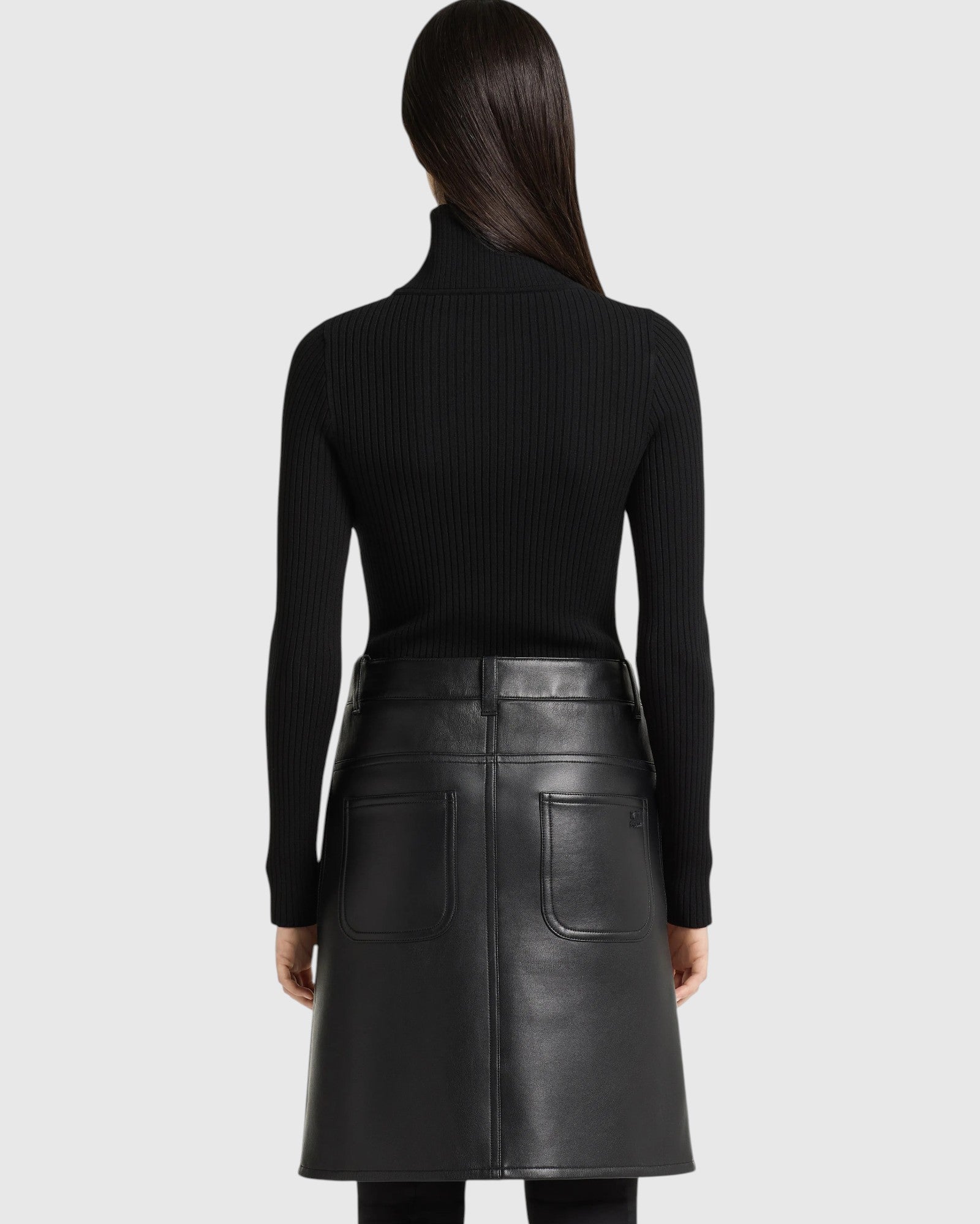 Courrèges Rippstrick-Pullover mit Zip-Kragen in Schwarz von hinten am Model getragen