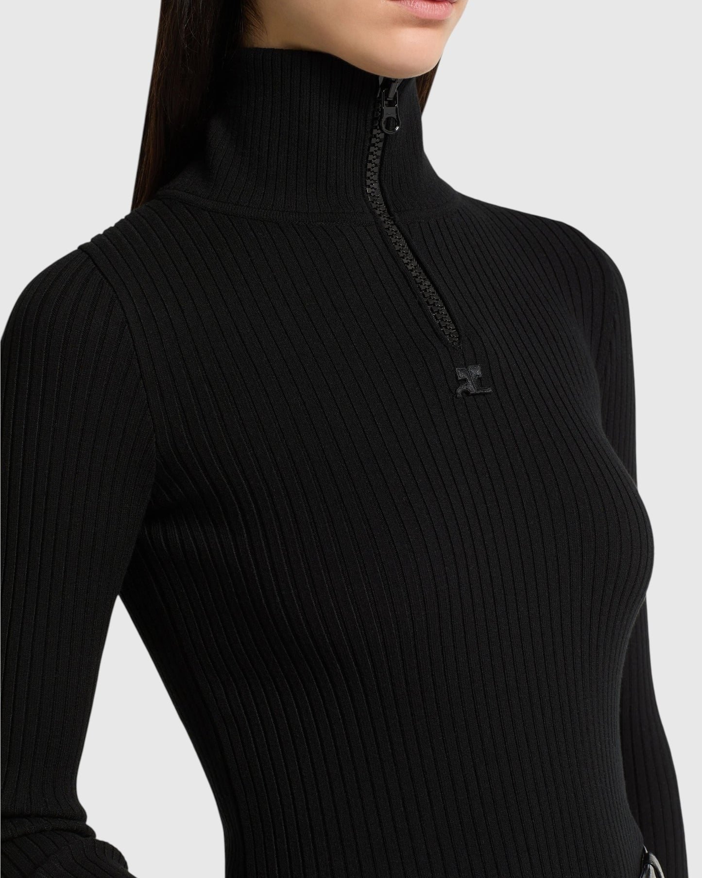 Detail des Courrèges Rippstrick-Pullovers in Schwarz mit Zip-Kragen, Rippstruktur und AC-Logo
