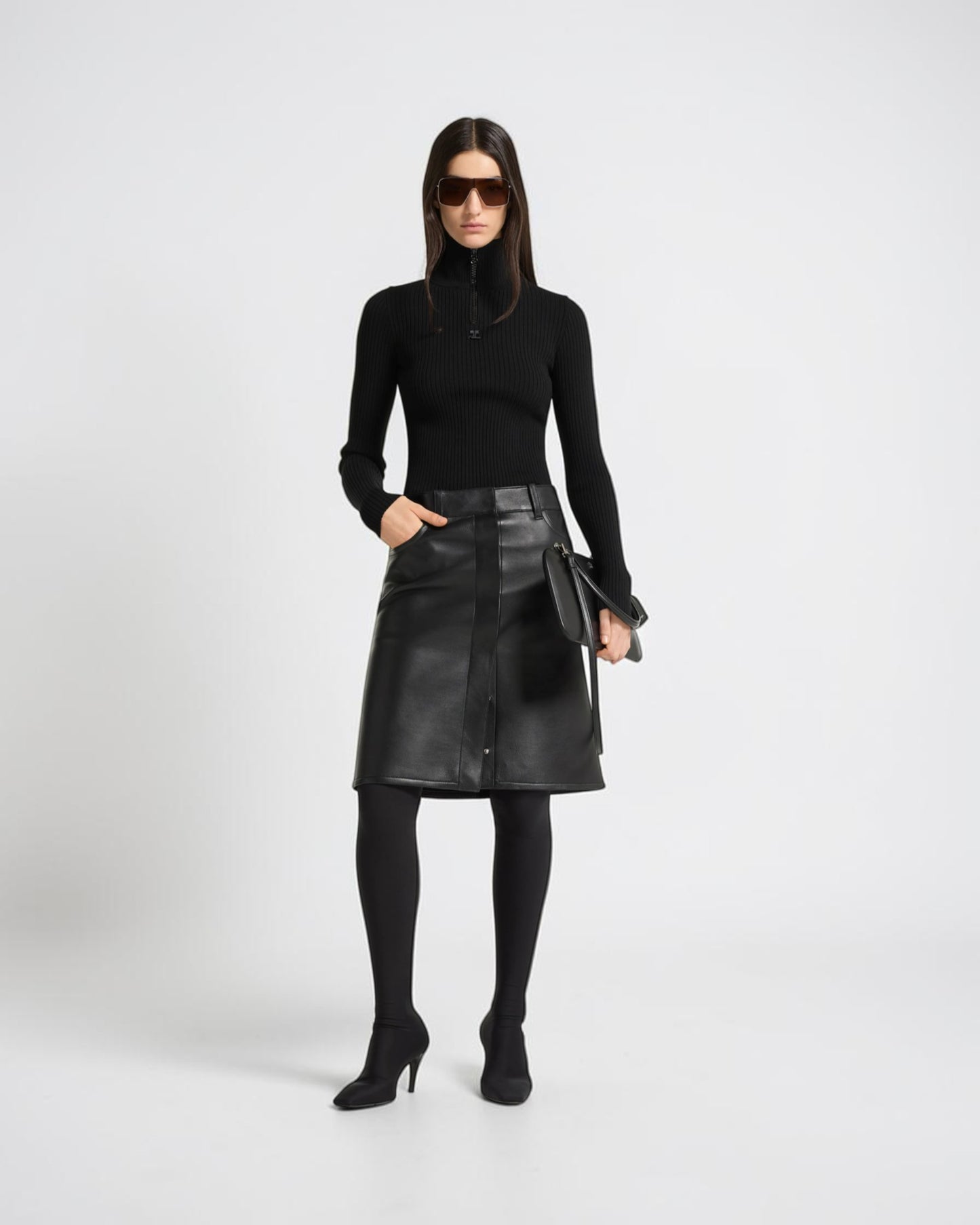 Courrèges Rippstrick-Pullover mit Zip-Kragen in Schwarz von vorne am Model getragen