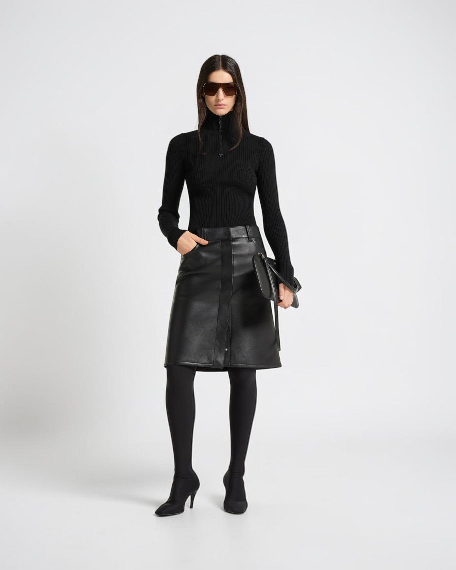 Courrèges Rippstrick-Pullover mit Zip-Kragen in Schwarz von vorne am Model getragen