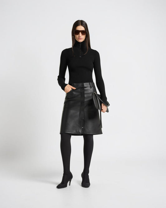 Courrèges Rippstrick-Pullover mit Zip-Kragen in Schwarz von vorne am Model getragen